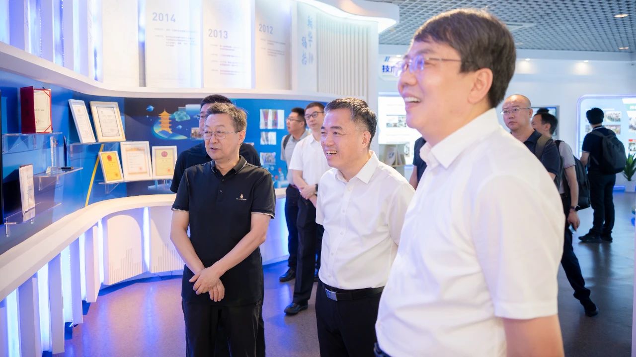 �A�S��W(xu��)�hί��(sh��)ӛ�����i���ϰ���ί��(sh��)ӛ����ɭһ�Ё�(l��i)��˾�����{��